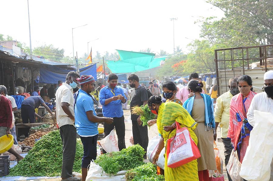 ತುಮಕೂರು ಅಂತರಸನಹಳ್ಳಿ ಮಾರುಕಟ್ಟೆಯಲ್ಲಿ ಸೊಪ್ಪು ಮಾರಾಟ