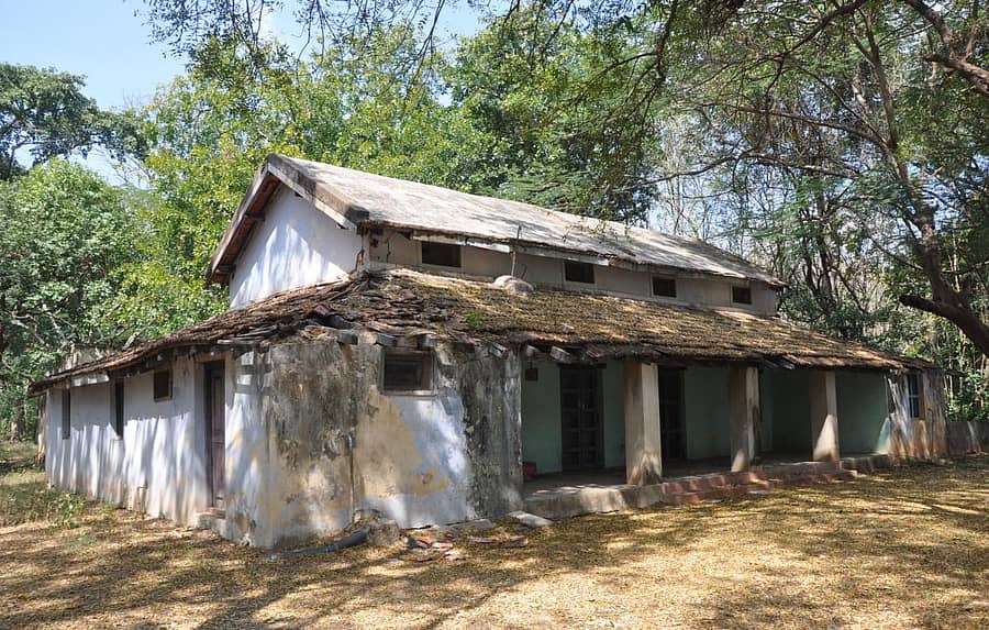 ದಿಗುವಮೆಟ್ಟದ ಪ್ರವಾಸಿ ಬಂಗಲೆ. ‘ಕೊಲೆಗಡುಕ’ನ ಬೇಟೆಗೆ ಬಂದಿದ್ದ ಕೆನೆತ್‌ ಆ್ಯಂಡರ್ಸನ್‌ ಈ ಬಂಗಲೆಯ ಅಟ್ಯಾಚ್ಡ್‌ ಬಾತ್‌ರೂಮಿನ ಕೋಣೆಯಲ್ಲಿ ತಂಗಿದ್ದ     ಚಿತ್ರಗಳು: ಪ್ರಕಾಶ ಕಂದಕೂರ