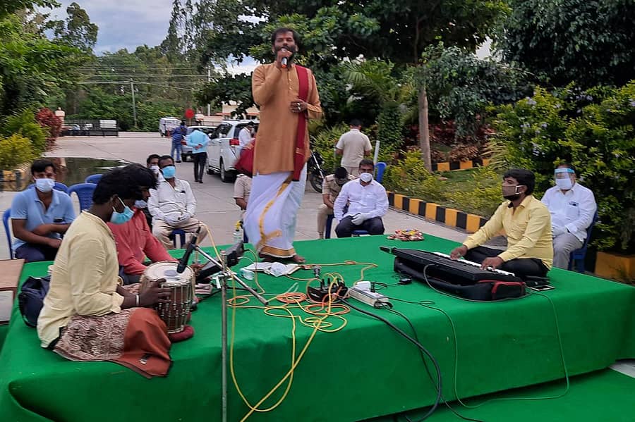 ಕೊರೊನಾ ಸೋಂಕಿತರಿಗಾಗಿ ಆಯೋಜಿಸಲಾಗಿದ್ದ ಸಂಗೀತ ಕಾರ್ಯಕ್ರಮ