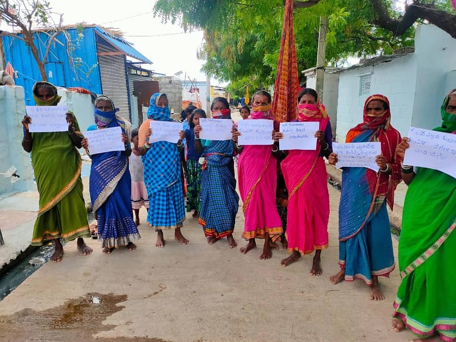 ಪ್ರತಿಭಟನಾನಿರತ ಮಹಿಳಾ ಕಾರ್ಮಿಕರು ರಾಜ್ಯ ಸರ್ಕಾರದ ವಿರುದ್ಧ ಭಿತ್ತಿ ಪತ್ರಗಳನ್ನು ಪ್ರದರ್ಶಿಸಿದರು