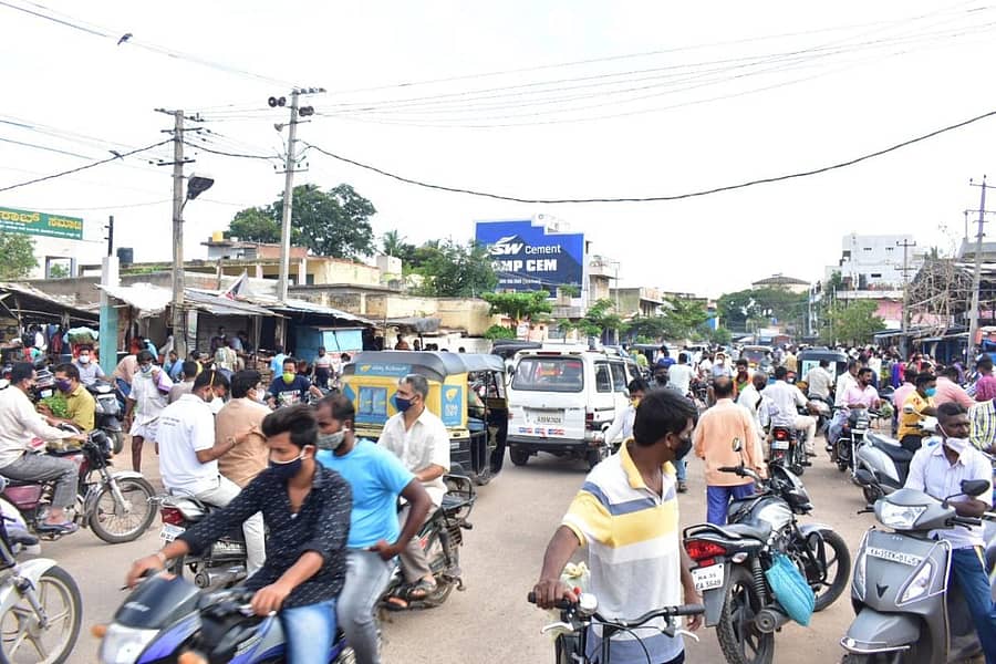 ಹೊಸಪೇಟೆಯ ರಾಮ ಟಾಕೀಸ್ ಬಳಿ ಭಾನುವಾರ ಬೆಳಿಗ್ಗೆ ಜನಜಂಗುಳಿ ಇತ್ತು