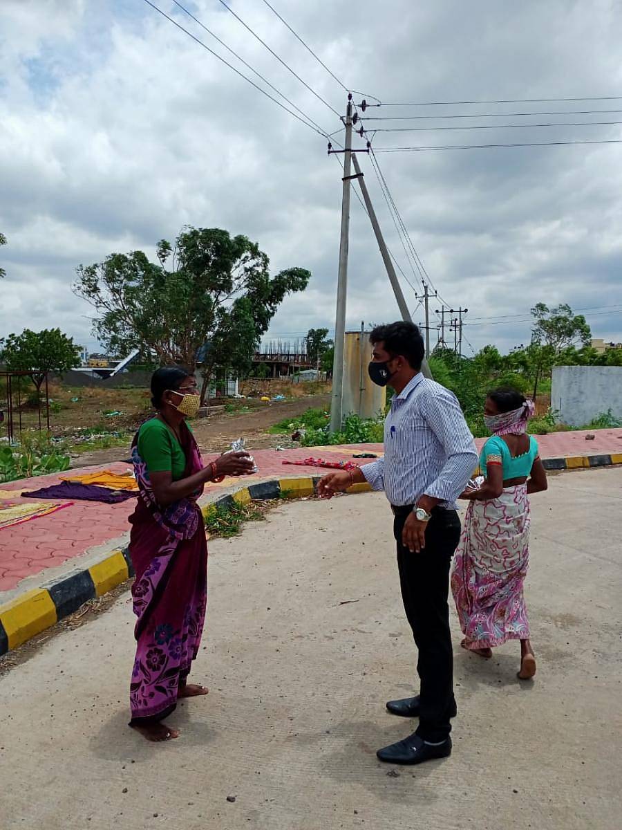 ವಿಜಯಪುರ ನಗರದ ಮಯೂರ ಆದಿಲ್ ಶಾಹಿ ಹೋಟೆಲ್ನ ವ್ಯವಸ್ಥಾಪಕ ವ್ಯವಸ್ಥಾಪಕ ಸುನೀಲ್ ಕುಮಾರ್ ಎಸ್. ಆಹಾರ ಪೊಟ್ಟಣವನ್ನು ಭಾನುವಾರ ವಿತರಿಸಿದರು