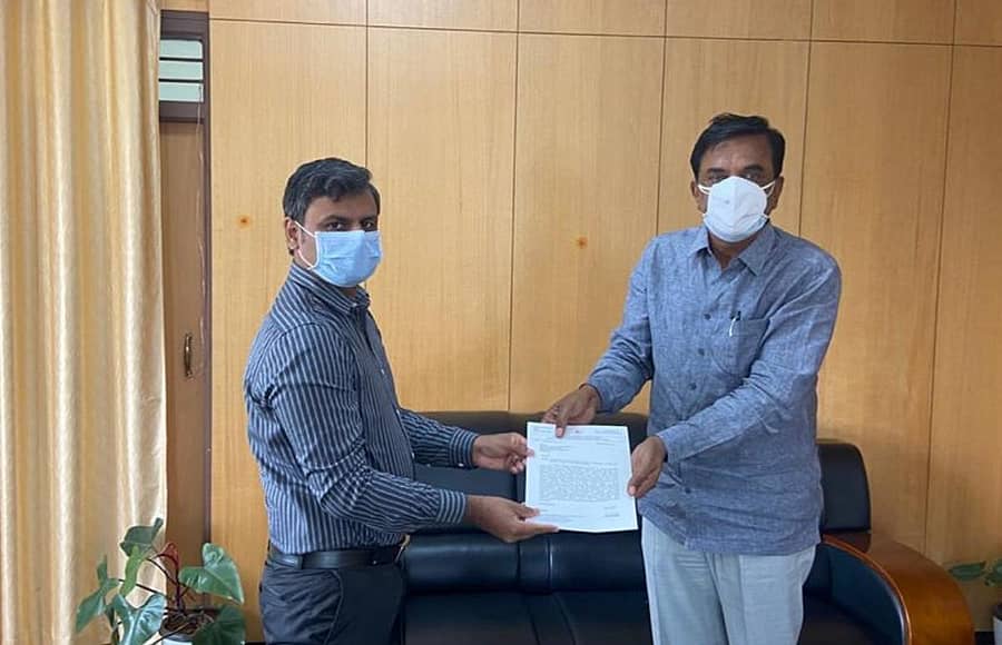 ಜಿಲ್ಲೆಯಲ್ಲಿ ಕೋವಿಡ್ ಆಸ್ಪತ್ರೆ ನಿರ್ಮಾಣಕ್ಕೆ ಸಹಕಾರ ಕೋರಿ ವಿಧಾನ ಪರಿಷತ್ ಸದಸ್ಯ ಗೋವಿಂದರಾಜು ಅವರು ಜಿಲ್ಲಾಧಿಕಾರಿ ಆರ್.ಸೆಲ್ವಮಣಿ ಅವರಿಗೆ ಕೋಲಾರದಲ್ಲಿ ಶನಿವಾರ ಮನವಿ ಸಲ್ಲಿಸಿದರು.