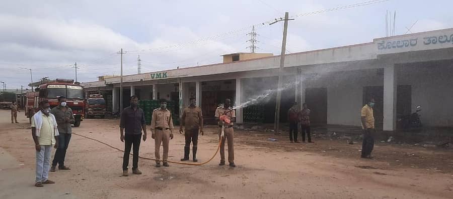 ಅಗ್ನಿಶಾಮಕ ಮತ್ತು ತುರ್ತು ಸೇವೆಗಳ ಇಲಾಖೆ ಸಿಬ್ಬಂದಿ ಕೋಲಾರದ ಎಪಿಎಂಸಿ ಆವರಣದಲ್ಲಿ ಶನಿವಾರ ಸೋಡಿಯಂ ಹೈಪೋಕ್ಲೋರೈಡ್ ದ್ರಾವಣ ಸಿಂಪಡಿಸಿದರು.