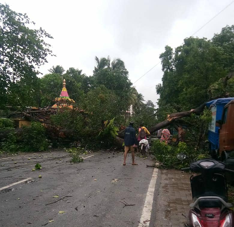 ಶನಿವಾರ ತಡರಾತ್ರಿಯಿಂದ ಮಳೆ ಕಡಿಮೆಯಾಗಿದ್ದರೂ ಭಾರಿ ವೇಗದಲ್ಲಿ ಗಾಳಿ ಬೀಸುತ್ತಿದೆ.
