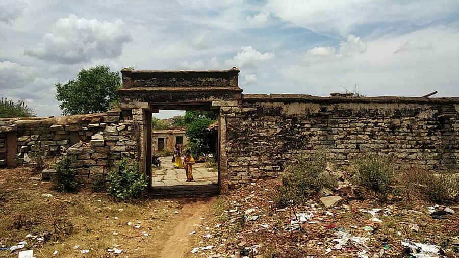 ಚಿಂತಾಮಣಿ ತಾಲ್ಲೂಕಿನ ಕೋನಪ್ಪಲ್ಲಿ ಗ್ರಾಮ ಪಂಚಾಯಿತಿ ವ್ಯಾಪ್ತಿಯಲ್ಲಿ ಅಲೆಮಾರಿ ಕುಟುಂಬಗಳು ವಾಸಿಸುತ್ತಿರುವ ಕಟ್ಟಡ