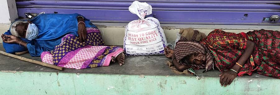 ಬಾಗೇಪಲ್ಲಿ ಪಟ್ಟಣದ ಅಂಗಡಿ ಮಳಿಗೆಯ ಮುಂದೆ ವೃದ್ಧ ಮಹಿಳೆಯರಿಗೆ ಊಟ ಇಲ್ಲದೇ ಮಲಗಿರುವುದು