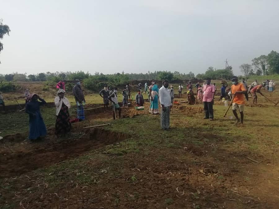 ಸೊರಬ ತಾಲ್ಲೂಕಿನ ಸೂರಣಗಿ ಗ್ರಾಮದ ಹಂಗನಕಟ್ಟೆ ಕೆರೆ ಹೂಳೆತ್ತೆತ್ತಿರುವುದು.