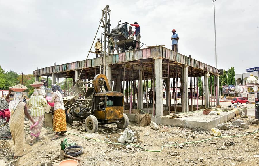 ಕಲಬುರ್ಗಿಯ ರೈಲ್ವೆ ನಿಲ್ದಾಣದ ಬಳಿ ಮೇ ಮೊದಲ ವಾರದಲ್ಲಿ ನಡೆದ ಕಟ್ಟಡ ನಿರ್ಮಾಣದ ದೃಶ್ಯ
