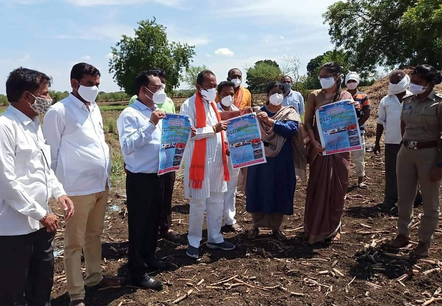 ಡಿಗ್ಗಿ ಗ್ರಾಮದ ರೈತ ಮನ್ಮಥ ಹರಪಳ್ಳೆ ಅವರ ಹೊಲದಲ್ಲಿ ಶನಿವಾರ ಕೋವಿಡ್ ನಿಯಮಾವಳಿಗಳ ಕರಪತ್ರವನ್ನು ಸಚಿವ ಪ್ರಭು ಚವಾಣ್ ಬಿಡುಗಡೆಗೊಳಿಸಿದರು