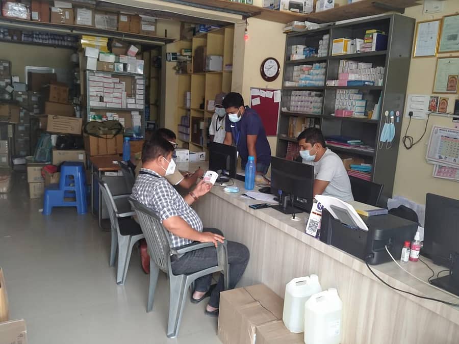 ಕಾನೂನು ಮಾಪನಶಾಸ್ತ್ರ ಇಲಾಖೆಯ ಅಧಿಕಾರಿಗಳು ಔಷಧಾಲಯಗಳಲ್ಲಿ ಪರಿಶೀಲನೆ ನಡೆಸುತ್ತಿರುವುದು