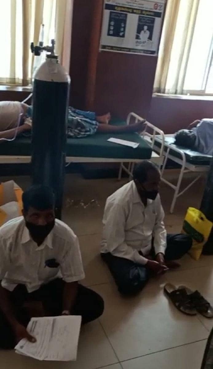 ಚಿಕಿತ್ಸೆ ಪಡೆಯುತ್ತಿರುವ ಸೋಂಕಿತರೊಟ್ಟಿಗೆ ಕುಟುಂಬದವರು