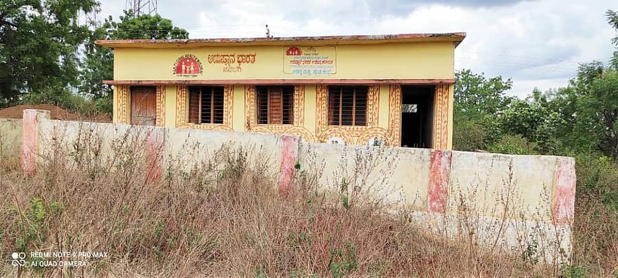 ಭಾಲ್ಕಿ ತಾಲ್ಲೂಕಿನ ನಾವದಗಿ ಗ್ರಾಮದಲ್ಲಿ ಆರಂಭವಾಗದೆ ಪಾಳುಬಿದ್ದಿರುವ ಆರೋಗ್ಯ ಉಪಕೇಂದ್ರ ಕಟ್ಟಡ