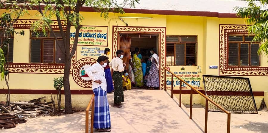 ಮೊಳಕಾಲ್ಮುರು ತಾಲ್ಲೂಕಿನ ಹಿರೇಕೆರೆಹಳ್ಳಿ ಪ್ರಾಥಮಿಕ ಆರೋಗ್ಯ ಕೇಂದ್ರದಲ್ಲಿ ಚಿಕಿತ್ಸೆಗೆ ಕಾದಿರುವ ರೋಗಿಗಳು