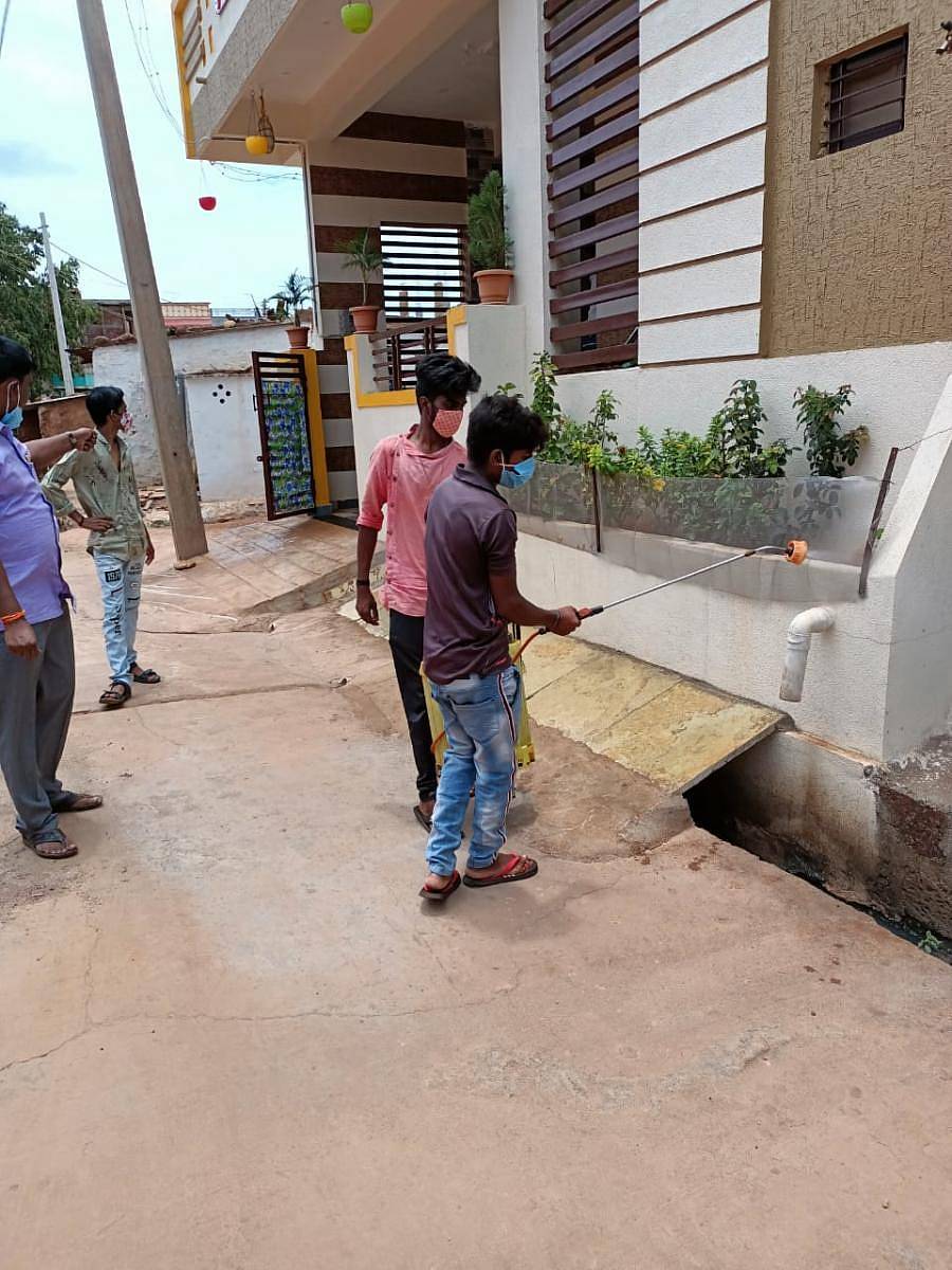 ಹುಮನಾಬಾದ್ ತಾಲ್ಲೂಕಿನ ಧುಮ್ಮನಸೂರ್ ಗ್ರಾಮದಲ್ಲಿ ಸೋಂಕು ನಿವಾರಕ ದ್ರಾವಣ ಸಿಂಪಡಣೆ ಮಾಡಲಾಯಿತು