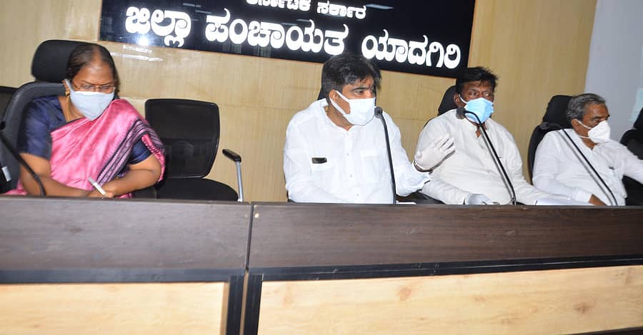 ಯಾದಗಿರಿ ಜಿ.ಪಂ ಸಭಾಂಗಣದಲ್ಲಿ ನಡೆದ ಅಧಿಕಾರಿಗಳೊಂದಿಗೆ ಸಭೆಯಲ್ಲಿ ಸಚಿವ ಆರ್.ಶಂಕರ್ ಮಾತನಾಡಿದರು