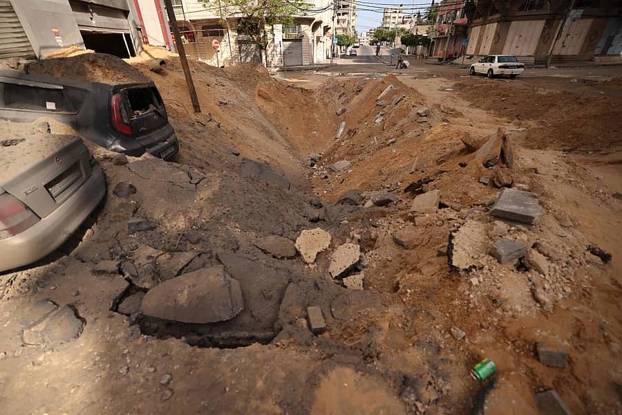 ಗಾಜಾ ನಗರದಲ್ಲಿ ಇಸ್ರೇಲ್ ನಡೆಸಿದ ವಾಯು ದಾಳಿಗೆ ಹಾನಿಗೊಳಗಾದ ರಸ್ತೆ ಎಎಫ್ಪಿ ಚಿತ್ರ