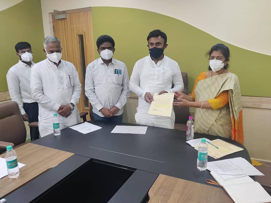 ವಿಜಯಪುರ ಜಿಲ್ಲಾ ಉಸ್ತುವಾರಿ ಸಚಿವೆ ಶಶಿಕಲಾ ಜೊಲ್ಲೆ ಬೆಂಗಳೂರಿನಲ್ಲಿ ಆರೋಗ್ಯ ಸಚಿವ ಡಾ. ಸುಧಾಕರ್ ಅವರನ್ನು ಸೋಮವಾರ ಭೇಟಿ ಮಾಡಿ ಮನವಿ ಸಲ್ಲಿಸಿದರು