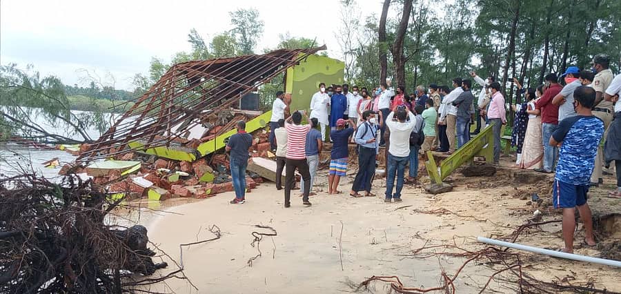 ಚಂಡಮಾರುತದಿಂದ ಹಾನಿಗೊಳಗಾದ ಪ್ರದೇಶಗಳಿಗೆ ಸಚಿವ ಆರ್‌. ಅಶೋಕ್‌ ಸೋಮವಾರ ಭೇಟಿ ನೀಡಿದರು.