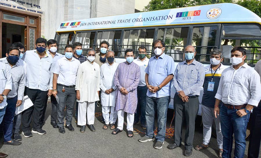 ಹುಬ್ಬಳ್ಳಿಯ ಜಿಟೊ (ಜೈನ್ ಇಂಟರ್ನ್ಯಾಷನಲ್ ಟ್ರೇಡ್ ಆರ್ಗನೈಸೇಷನ್) ಸಂಘಟನೆಯು ಕೊಡುಗೆಯಾಗಿ ನೀಡಿದ ಆಮ್ಲಜನಕ ಸಹಿತ ತುರ್ತು ವಾಹನವನ್ನು ಕೇಂದ್ರ ಸಚಿವ ಪ್ರಲ್ಹಾದ ಜೋಶಿ ಸೋಮವಾರ ಕಿಮ್ಸ್ ಆಸ್ಪತ್ರೆಗೆ ಹಸ್ತಾಂತರಿಸಿದರು. ವಿಧಾನ ಪರಿಷತ್ ಸದಸ್ಯ ಪ್ರದೀಪ ಶೆಟ್ಟರ, ಜಿಟೊ ಅಧ್ಯಕ್ಷ ಶಾಂತಿಲಾಲ್ ಓಸವಾಲ್ ಇದ್ದಾರೆ