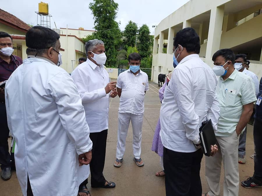 ಆರೋಗ್ಯಾಧಿಕಾರಿಗಳ ಜೊತೆಗೆ ಕೊಡಗು ಜಿಲ್ಲಾ ಉಸ್ತುವಾರಿ ಸಚಿವ ವಿ.ಸೋಮಣ್ಣ ಚರ್ಚಿಸಿದರು