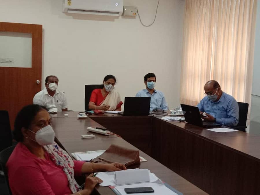 ಜಿಲ್ಲೆಯಲ್ಲಿ ಸೋಂಕಿನ ಪ್ರಮಾಣ ಏರಿಕೆಯಾಗುತ್ತಿರುವ ಹಿನ್ನೆಲೆಯಲ್ಲಿ ಸಂಸದೆ ಶೋಭಾ ಕರಂದ್ಲಾಜೆ ಜಿಲ್ಲಾಧಿಕಾರಿ ಕಚೇರಿಯಲ್ಲಿ ಕೋವಿಡ್ ನಿರ್ವಹಣೆಯ ಕುರಿತು ಪರಿಶೀಲನೆ ನಡೆಸಿದರು.