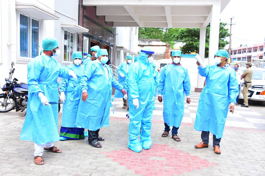 ಚಿತ್ರದುರ್ಗದ ಜಿಲ್ಲಾ ಆಸ್ಪತ್ರೆಯ ಕೋವಿಡ್ ವಿಭಾಗಕ್ಕೆ ಉಸ್ತುವಾರಿ ಕಾರ್ಯದರ್ಶಿ ಮಂಜುನಾಥ್ ಪ್ರಸಾದ್ ಸೋಮವಾರ ಭೇಟಿ ನೀಡಿ ಪರಿಶೀಲಿಸಿದರು. ಜಿಲ್ಲಾಧಿಕಾರಿ ಕವಿತಾ ಎಸ್.ಮನ್ನಿಕೇರಿ, ಜಿಲ್ಲಾ ಶಸ್ತ್ರಚಿಕಿತ್ಸಕ ಡಾ.ಬಸವರಾಜಪ್ಪ ಇದ್ದಾರೆ.