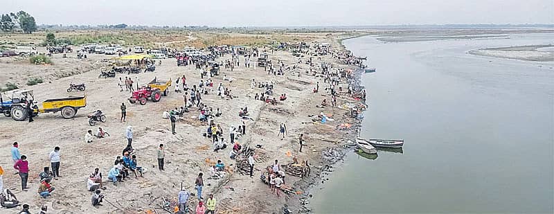 ಮೃತರ ಅಂತ್ಯಸಂಸ್ಕಾರಕ್ಕಾಗಿ ಗಂಗಾ ನದಿ ದಂಡೆಯಲ್ಲಿ ಕಾದು ಕುಳಿತಿರುವ ಜನರು – ಪಿಟಿಐ ಚಿತ್ರ