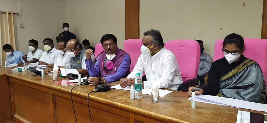 ಕಲಬುರ್ಗಿ ಜಿಲ್ಲೆಯ ಚಿತ್ತಾಪುರ ಪಟ್ಟಣದಲ್ಲಿ ಜಿಲ್ಲಾ ಉಸ್ತುವಾರಿ ಸಚಿವ ಮುರುಗೇಶ ನಿರಾಣಿ ಸಭೆ ನಡೆಸಿದರು. ಸಂಸದ ಡಾ.ಉಮೇಶ ಜಾಧವ, ಶಾಸಕ ಪ್ರಿಯಾಂಕ್ ಖರ್ಗೆ, ಜಿಲ್ಲಾಧಿಕಾರಿ ವಿ.ವಿ. ಜ್ಯೋತ್ಸ್ನಾ ಇದ್ದರು