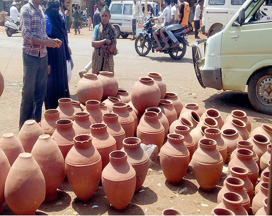 ಚಿಟಗುಪ್ಪ ಪಟ್ಟಣದ ರಸ್ತೆ ಬದಿಯಲ್ಲಿ ಮಾರಾಟಕ್ಕೆ ಇಡಲಾದ ಮಡಕೆಗಳು