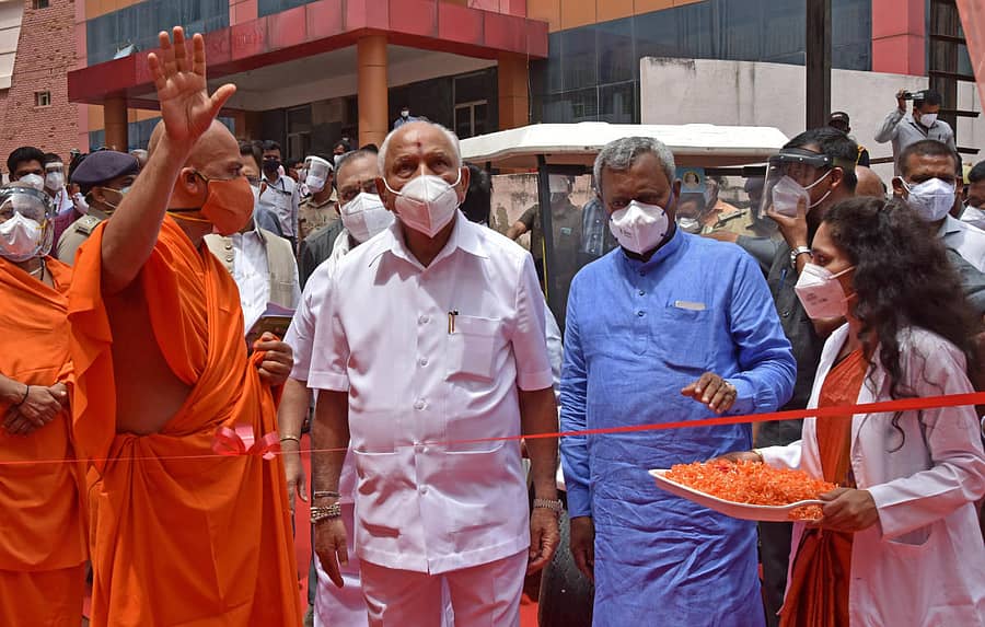 ಕೋವಿಡ್ ಆರೈಕೆ ಕೇಂದ್ರದ ಬಗ್ಗೆ ಮುಖ್ಯಮಂತ್ರಿ ಬಿ.ಎಸ್.ಯಡಿಯೂರಪ್ಪ ಅವರಿಗೆ ನಿರ್ಮಲಾನಂದನಾಥಸ್ವಾಮೀಜಿ ವಿವರಿಸಿದರು. ಸಚಿವ ಎಸ್.ಟಿ. ಸೋಮಶೇಖರ್ ಇದ್ದರು –ಪ್ರಜಾವಾಣಿ ಚಿತ್ರಗಳು