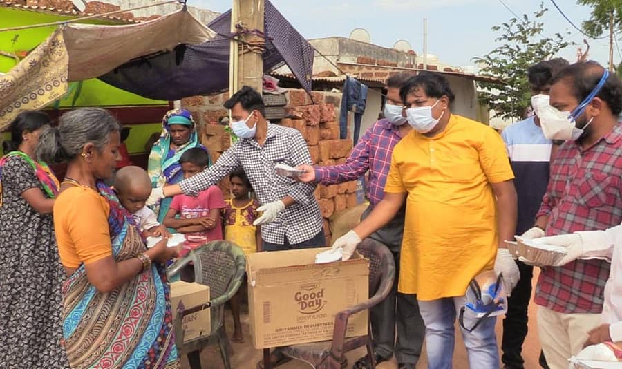 ಬೀದರ್ನ ನೌಬಾದ್ ಆಟೊನಗರ ಸಮೀಪದ ಅಲೆಮಾರಿಗಳಿಗೆ ಸ್ನೇಹಾ ಕಲ್ಚರಲ್ ಫೌಂಡೇಶನ್ ಹಾಗೂ ಜಿಲ್ಲಾ ಸ್ವಯಂ ಸೇವಾ ಸಂಸ್ಥೆ ವತಿಯಿಂದ ಆಹಾರ ಪೊಟ್ಟಣ ವಿತರಿಸಲಾಯಿತು