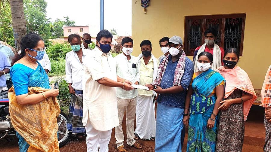 ಕೋವಿಡ್ ಸೋಂಕಿನಿಂದ ಮೃತಪಟ್ಟ ಹಿರೇಕೆರೂರ ತಾಲ್ಲೂಕಿನ ವಡೆಯನಪುರ ಗ್ರಾಮದ ವ್ಯಕ್ತಿಯೊಬ್ಬರ ಕುಟುಂಬದ ಸದಸ್ಯರಿಗೆ ಸಚಿವ ಬಿ.ಸಿ. ಪಾಟೀಲ ವೈಯಕ್ತಿಕ ₹50 ಸಾವಿರ ಪರಿಹಾರ ಧನ ವಿತರಿಸಿದರು