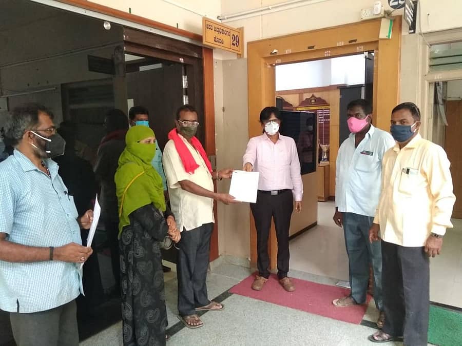 ಲಾಕ್ಡೌನ್ನಿಂದಾಗಿ ಸಂಕಷ್ಟಕ್ಕೆ ಒಳಗಾಗಿರುವ ವಲಸೆ ಕಟ್ಟಡ ಕಾರ್ಮಿಕ ಕುಟುಂಬಗಳಿಗೆ ಪರಿಹಾರ ನೀಡುವಂತೆ ಆಗ್ರಹಿಸಿ ಕರ್ನಾಟಕ ರಾಜ್ಯ ಕಟ್ಟಡ ಕಾರ್ಮಿಕ ಸಂಘಗಳ ಸಮನ್ವಯ ಸಮಿತಿಯ ಪದಾಧಿಕಾರಿಗಳು ಹೆಚ್ಚುವರಿ ಜಿಲ್ಲಾಧಿಕಾರಿ ಪೂಜಾರ್ ವೀರಮಲ್ಲಪ್ಪ ಅವರಿಗೆ ಮನವಿ ಸಲ್ಲಿಸಿದರು.