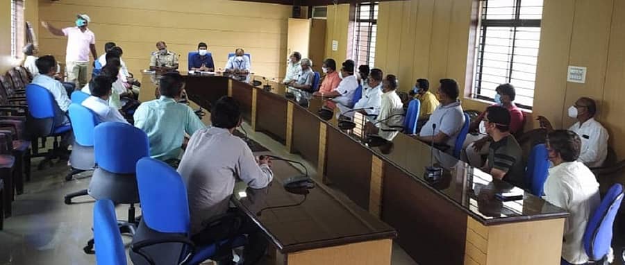  ಮುಂಡಗೋಡದಲ್ಲಿ ತಹಶೀಲ್ದಾರ್ ಶ್ರೀಧರ ಮುಂದಲಮನಿ ನೇತೃತ್ವದಲ್ಲಿ ಸೋಮವಾರ ವ್ಯಾಪಾರಸ್ಥರ ಸಭೆ ನಡೆಯಿತು