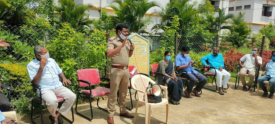 ಅಕ್ಕಿಆಲೂರಿನಲ್ಲಿ ನಡೆದ ವರ್ತಕರ ಸಭೆಯಲ್ಲಿ ಹಾನಗಲ್ ಪಿಎಸ್ಐ ಶ್ರೀಶೈಲ್ ಪಟ್ಟಣಶೆಟ್ಟಿ ಮಾತನಾಡಿದರು