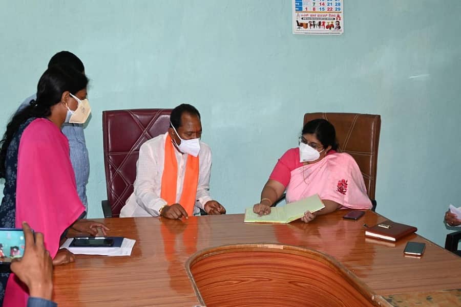 ಔರಾದ್ ತಾಲ್ಲೂಕಿನ ಕೌಠಾ ಗ್ರಾಮ ಪಂಚಾಯಿತಿಗೆ ಜಿಲ್ಲಾ ಉಸ್ತುವಾರಿ ಸಚಿವ ಪ್ರಭು ಚವಾಣ್ ಸೋಮವಾರ ಭೇಟಿ ನೀಡಿ ಪರಿಶೀಲಿಸಿದರು