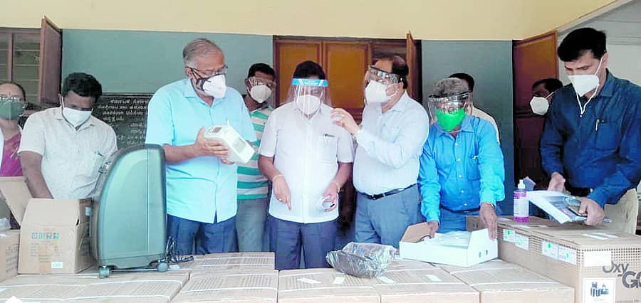 ಹನೂರು ಪಟ್ಟಣದ ಸರ್ಕಾರಿ ಆಸ್ಪತ್ರೆಯಲ್ಲಿ ಸೋಮವಾರ ಕಿದ್ವಾಯಿ ಆಸ್ಪತ್ರೆಯ ಡಾ.ಲೋಕೇಶ್ ಹಾಗೂ ಮುಂಬೈ ಟಾಟಾ ಮೆಮೋರಿಯಲ್ ಹಾಸ್ಪಿಟಲ್ ನಿರ್ದೇಶಕ ಡಾ.ಸಿ.ಎಸ್. ಪ್ರಮೇಶ್ ಅವರು ದೇಣಿಗೆ ನೀಡಿರುವ ₹ 25 ಲಕ್ಷ ಮೌಲ್ಯದ ವೈದ್ಯಕೀಯ ಪರಿಕರಗಳನ್ನು ಉಸ್ತುವಾರಿ ಸಚಿವ ಎಸ್.ಸುರೇಶ್ಕುಮಾರ್ ಸೇವೆಗೆ ಅರ್ಪಿಸಿದರು