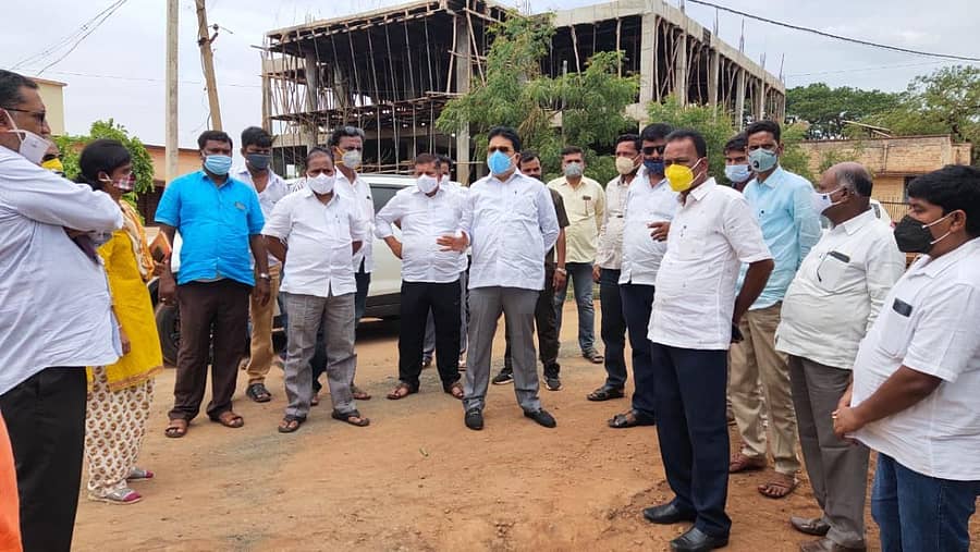 ಹುಮನಾಬಾದ್ ತಾಲ್ಲೂಕಿನ ಹಳ್ಳಿಖೇಡ್ ಬಿ. ಪಟ್ಟಣಕ್ಕೆ ಶಾಸಕ ರಾಜಶೇಖರ ಪಾಟೀಲ ಭೇಡಿ ನೀಡಿ ಕಾಮಗಾರಿಗಳನ್ನು ಪರಿಶೀಲಿಸಿದರು