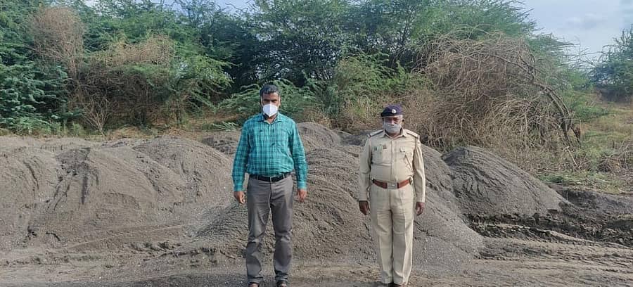 ಸಿಂದಗಿ ತಾಲ್ಲೂಕಿನ ದೇವಣಗಾಂವದ ಭೀಮಾನದಿ ತೀರದಲ್ಲಿ ವಶಪಡಿಸಿಕೊಳ್ಳಲಾಗಿರುವ ಮರಳಿನೊಂದಿಗೆ ಅಧಿಕಾರಿಗಳು