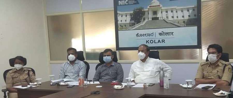 ಮಂಗಳವಾರ ನಡೆದ ಪ್ರಧಾನಿ ನರೇಂದ್ರ ಮೋದಿ ಜತೆಗಿನ ವಿಡಿಯೋ ಸಂವಾದದಲ್ಲಿ ಕೋಲಾರದಿಂದ ಜಿಲ್ಲಾ ಉಸ್ತುವಾರಿ ಸಚಿವ ಅರವಿಂದ ಲಿಂಬಾವಳಿ ಮತ್ತು ಅಧಿಕಾರಿಗಳು ಭಾಗಿಯಾದರು.