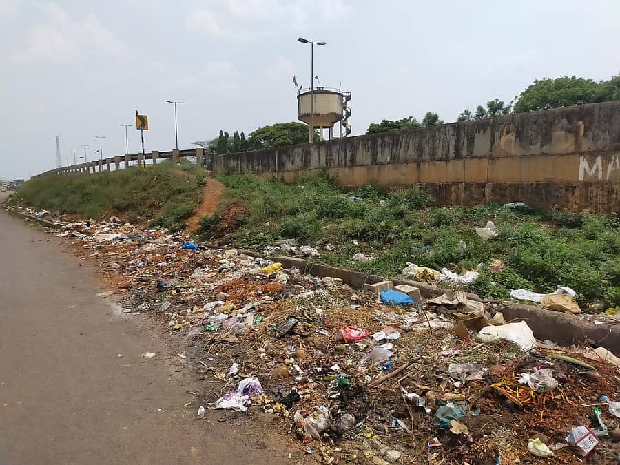 ಎಂ.ಕೆ. ಹುಬ್ಬಳ್ಳಿಯಲ್ಲಿ ಚರಂಡಿ ಬಳಿ ಕಸ ಬಿದ್ದಿದೆ
