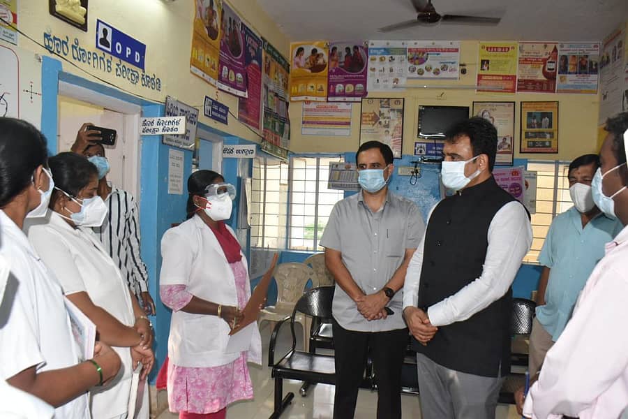 ಕಣ್ವ ಪ್ರಾಥಮಿಕ ಆರೋಗ್ಯ ಕೇಂದ್ರಕ್ಕೆ ಭೇಟಿ ನೀಡಿದ ಡಿಸಿಎಂ ಅಶ್ವತ್ಥನಾರಾಯಣ ವೈದ್ಯಕೀಯ ಸಿಬ್ಬಂದಿ ಜೊತೆ ಸಮಾಲೋಚನೆ ನಡೆಸಿದರು