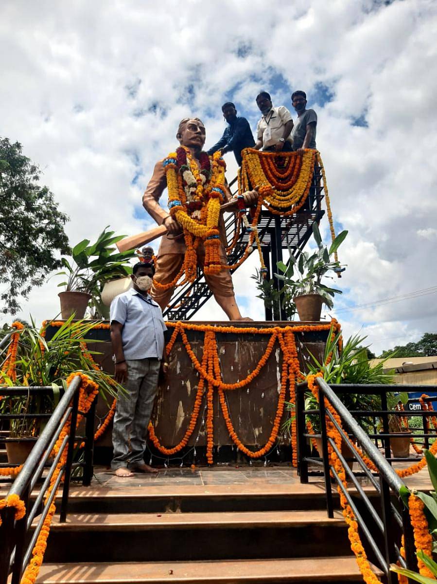 ಸಿಂಧೂರ ಲಕ್ಷ್ಮಣ ಜಯಂತಿ ಅಂಗವಾಗಿ ಸಮತಾ ಸೇನಾ ಮತ್ತ ವಿವಿಧ ದಲಿತ ಸಂಘ ಸಂಸ್ಥೆಗಳ ಮಹಾಮಂಡಳ ವತಿಯಿಂದ ಹುಬ್ಬಳ್ಳಿಯ ಗೋಕುಲ ರಸ್ತೆಯಲ್ಲಿರುವ ಲಕ್ಷ್ಮಣ ಪ್ರತಿಮೆಗೆ ಮಂಗಳವಾರ ಮಾಲಾರ್ಪಣೆ ಮಾಡಲಾಯಿತು