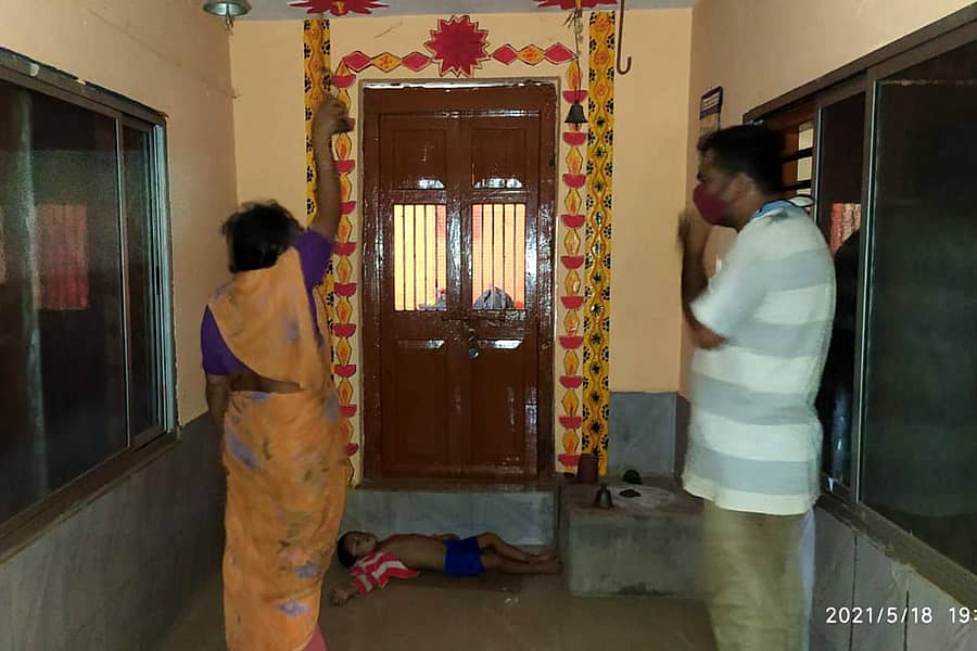 ಯಲ್ಲಾಪುರದಲ್ಲಿ ಮೊಮ್ಮಗನ ಮೃತ ದೇಹವನ್ನು ದೇವರ ಗುಡಿಯೆದುರು ಇಟ್ಟು ಬದುಕಿಸಿಕೊಡುವಂತೆ ಅಜ್ಜಿ ಮೊರೆಯಿಡುತ್ತಿರುವುದು