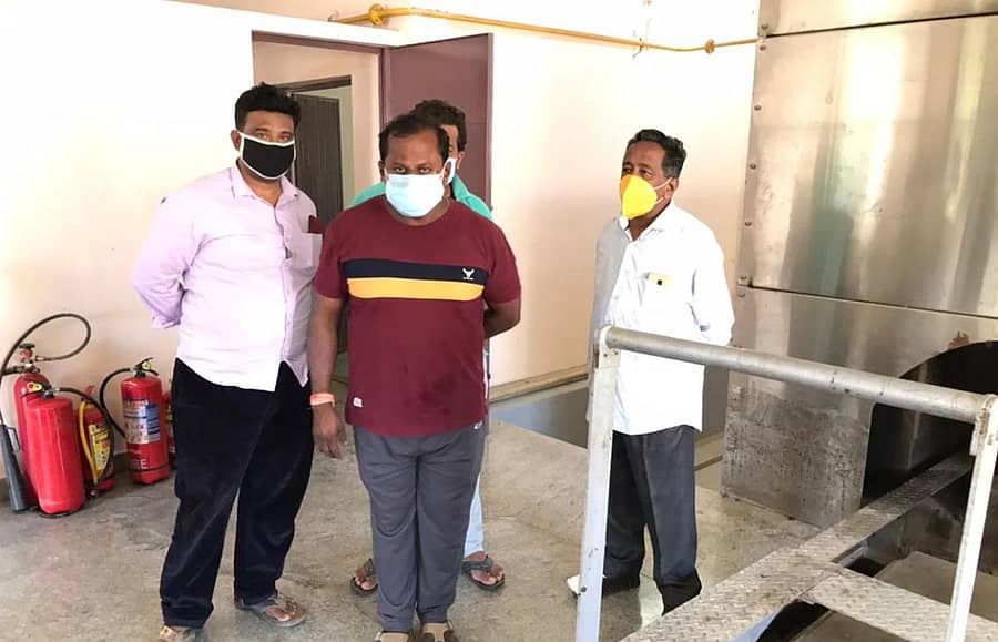 ಕೋಲಾರ ನಗರಸಭೆ ಸ್ಥಾಯಿ ಸಮಿತಿ ಅಧ್ಯಕ್ಷ ಮಂಜುನಾಥ್ ಮತ್ತು ಆಯುಕ್ತ ಶ್ರೀಕಾಂತ್ ಅವರು ರಹಮತ್ನಗರ ಹಿಂದೂ ರುದ್ರಭೂಮಿಯಲ್ಲಿನ ಅನಿಲ ಚಿತಾಗಾರವನ್ನು ಮಂಗಳವಾರ ಪರಿಶೀಲಿಸಿದರು.