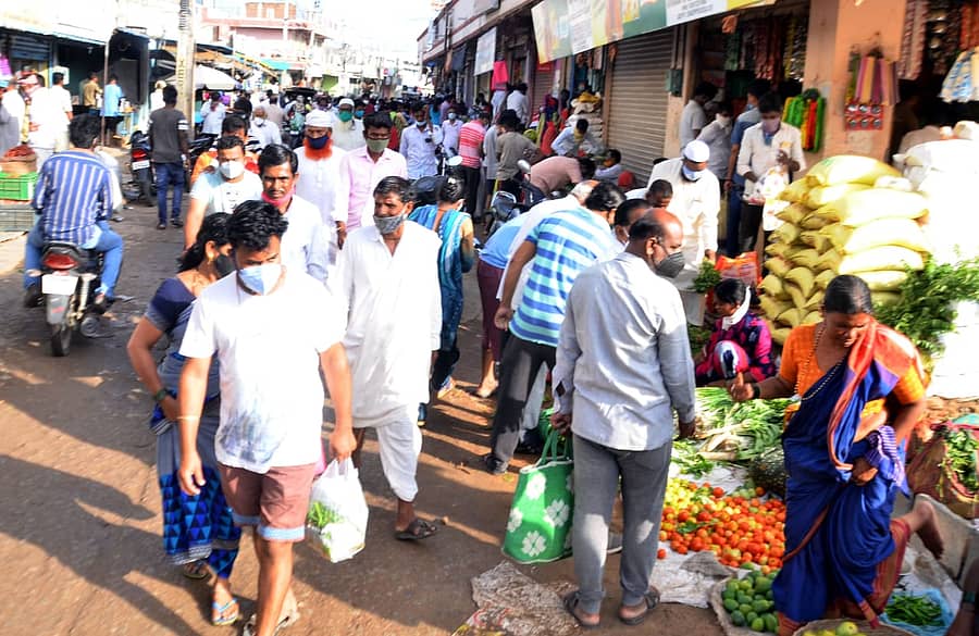 ಯಾದಗಿರಿಯ ರೈಲ್ವೆ ಸ್ಟೇಷನ್ ರಸ್ತೆಯ ತರಕಾರಿ ಮಾರುಕಟ್ಟೆ, ಶುಭಾಷ ವೃತ್ತದ ಸಮೀಪ ಜನಜಂಗುಳಿಯಿಂದ ತುಂಬಿತ್ತು.