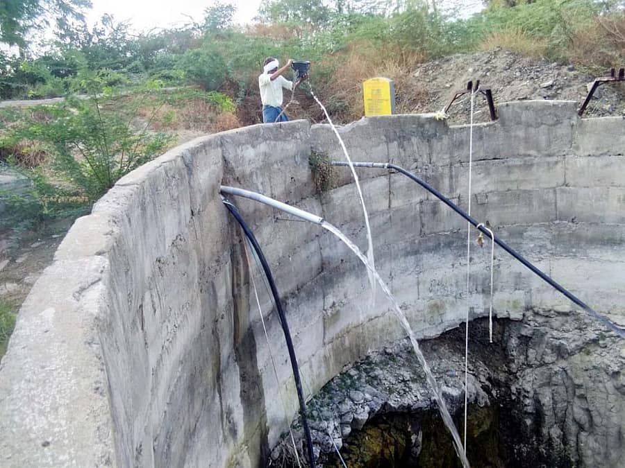 ಯಕ್ತಾಪುರದ ಬೆಕಿನಾಳ ಕುಟುಂಬದ ಕೊಳವೆಬಾವಿಯಿಂದ ಪೈಪ್ಲೈನ್ ಮೂಲಕ ಬಾವಿಗೆ ನೀರು ಪೂರೈಕೆ ಮಾಡುತ್ತಿರುವುದು