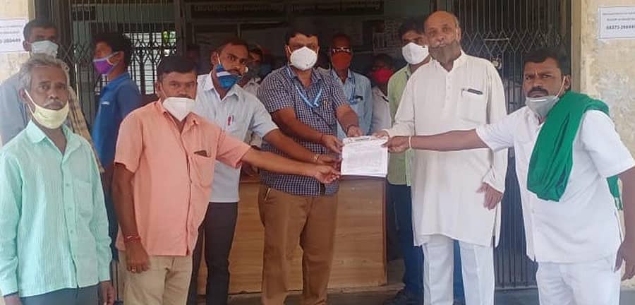 ರಾಣೆನ್ನೂರಿನಲ್ಲಿ ರಾಜ್ಯ ರೈತ ಸಂಘದ ಪದಾಧಿಕಾರಿಗಳು ರೈತರಿಗೆ ಹಾಗೂ ಬೀದಿ ವ್ಯಾಪಾರಸ್ಥರಿಗೆ ಪ್ಯಾಕೇಜ್ ಘೋಷಣೆ ಮಾಡಬೇಕೆಂದು ಮುಖ್ಯಮಂತ್ರಿಗೆ ತಹಶೀಲ್ದಾರ್ ಮೂಲಕ ಮನವಿ ಸಲ್ಲಿಸಿದರು