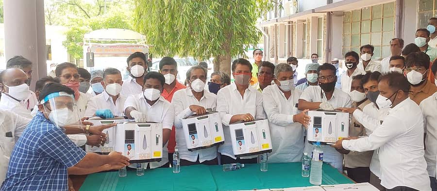 ಶಹಾಪುರ ನಗರದ ಸರ್ಕಾರಿ ಆಸ್ಪತ್ರೆಗೆ ಬಿಜೆಪಿ ಮುಖಂಡ ಅಮೀನರೆಡ್ಡಿ ಯಾಳಗಿ ಸಮಾಜ ಸೇವಾ ಟ್ರಸ್ಟ್ ವತಿಯಿಂದ ಮಂಗಳವಾರ 15 ಆಮ್ಲಜನಕ ಕಾನ್ಸಂಟ್ರೇಟರ್ಗಳನ್ನು ನೀಡಲಾಯಿತು. ಅಮೀನರಡ್ಡಿ ಪಾಟೀಲ್ ಯಾಳಗಿ, ಯಾದಗಿರಿ ಶಾಸಕ ವೆಂಕಟರಡ್ಡಿಗೌಡ ಮುದ್ನಾಳ ಇದ್ದರು